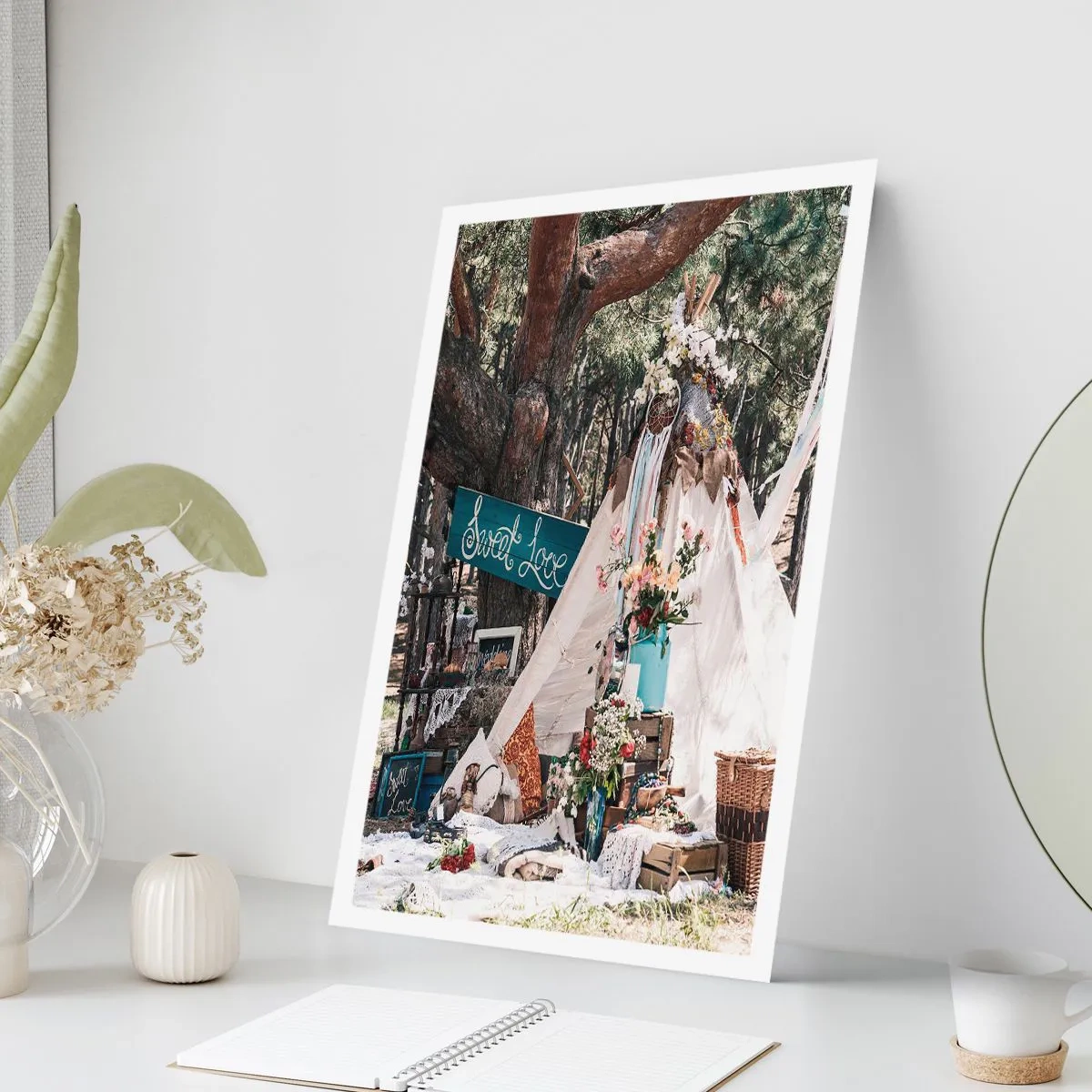 Plakat - Kompozycja w stylu boho z namiotem, kwiatami i napisem Sweet Love - 50x70cm - Make love… - Nowoczesna dekoracja ścienna do salonu, kuchni i sypialni ARTTOR