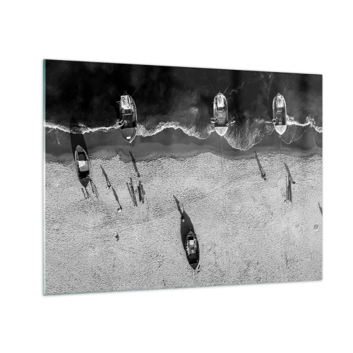 Obraz na szkle - Czarno-białe łodzie i ich cienie na piaszczystej plaży widziane z góry - 70x50cm - Jeszcze na brzegu… - Nowoczesna dekoracja ścienna do salonu i sypialni ARTTOR
