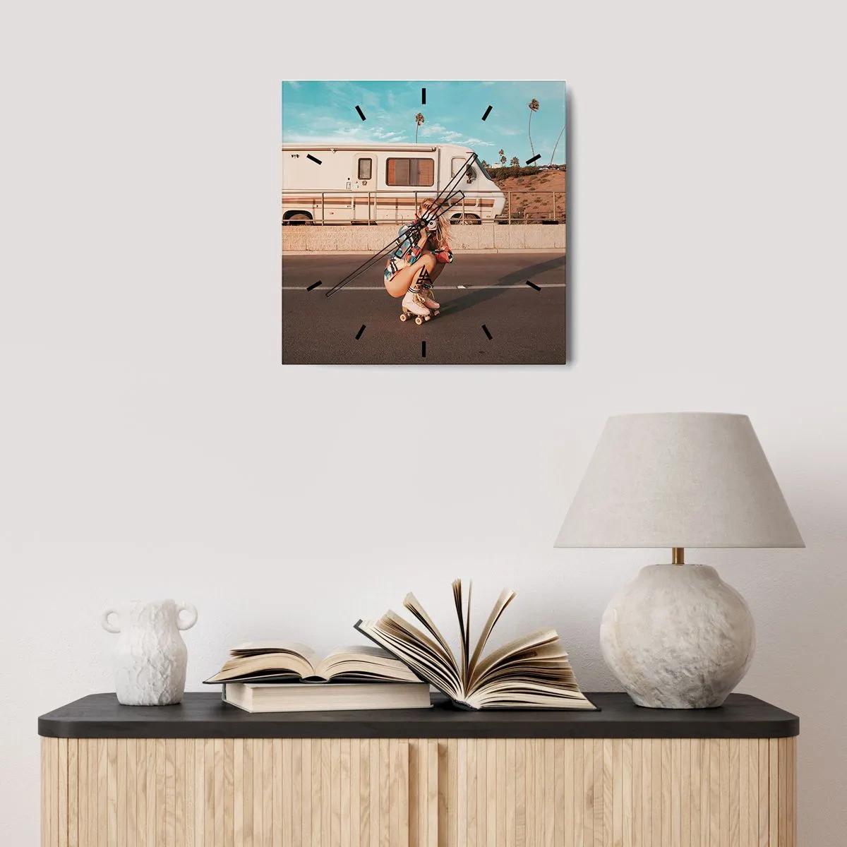 Zegar ścienny - Dziewczyna na wrotkach robiąca zdjęcie w słoneczny dzień - 30x30cm - Uśmiech, proszę! - Nowoczesna dekoracja ścienna do salonu i sypialni ARTTOR