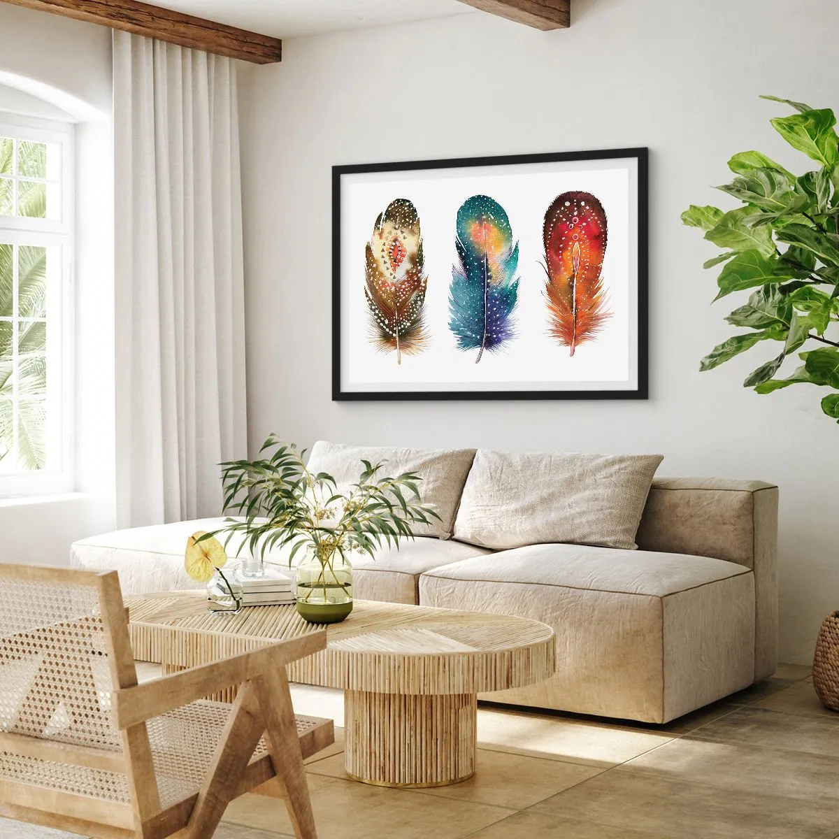 Plakat w czarnej ramie - Trzy kolorowe pióra z artystycznymi wzorami na jasnym tle - 100x70cm - Rytuały, obrzędy, tajemnice - Nowoczesna dekoracja ścienna do salonu i sypialni ARTTOR