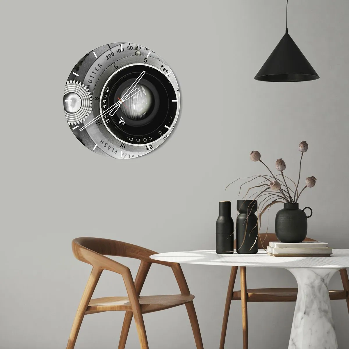Zegar ścienny - Zbliżenie na obiektyw aparatu fotograficznego w czerni i bieli - 30x30cm - Opowieść o Hollywood - Nowoczesna dekoracja ścienna do salonu, kuchni i sypialni ARTTOR