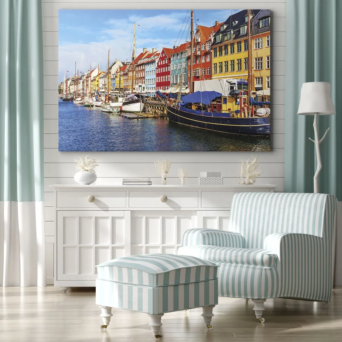Obraz na płótnie - Kolorowe kamienice nad kanałem z łodziami w słońcu - 70x50cm - Radosne nabrzeże - Nowoczesna dekoracja ścienna do salonu i sypialni ARTTOR