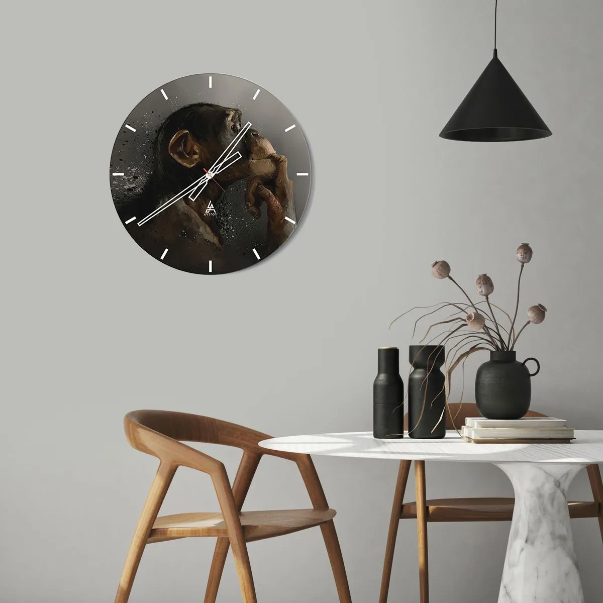Zegar ścienny - Zamyślony szympans na ciemnym tle - 30x30cm - Z pewnością myśliciel - Nowoczesna dekoracja ścienna do salonu, kuchni i sypialni ARTTOR