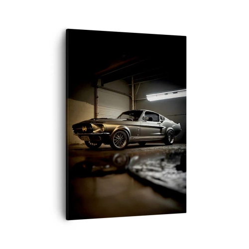 Obraz na płótnie - Klasyczny muscle car w industrialnym garażu - 50x70cm - Powrót do przeszłości - Nowoczesna dekoracja ścienna do salonu, kuchni i sypialni ARTTOR