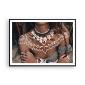 Plakat w czarnej ramie - Styl boho z biżuterią z muszli i koronkowym wzorem - 100x70cm - Talizmany, rytuały kobiecości - Nowoczesna dekoracja ścienna do salonu i sypialni ARTTOR