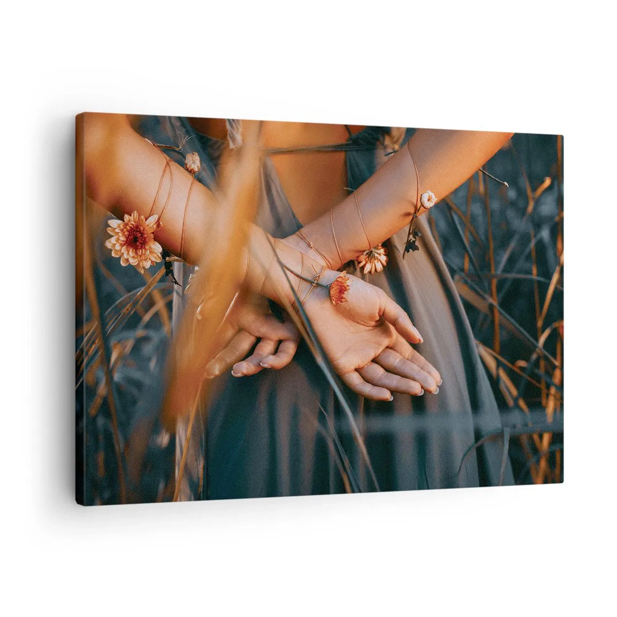 Obraz na płótnie - Zmysłowe dłonie z kwiatami w naturalnym otoczeniu - 70x50cm - Związana z naturą - Nowoczesna dekoracja ścienna do salonu i sypialni ARTTOR