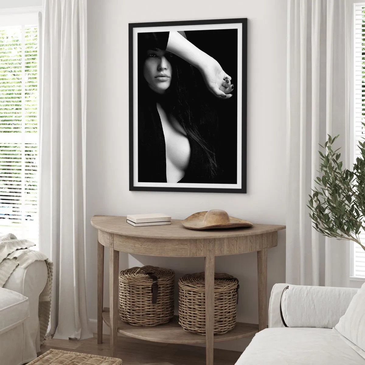 Plakat w czarnej ramie - Czarno-biała fotografia kobiety z tajemniczym spojrzeniem - 50x70cm - Szkoła uwodzenia - Nowoczesna dekoracja ścienna do salonu i sypialni ARTTOR