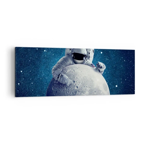 Obraz na płótnie - Astronauta trzymający księżyc na tle rozgwieżdżonego nieba - 140x50cm - Kosmiczny żartowniś - Nowoczesna dekoracja ścienna do salonu i sypialni ARTTOR