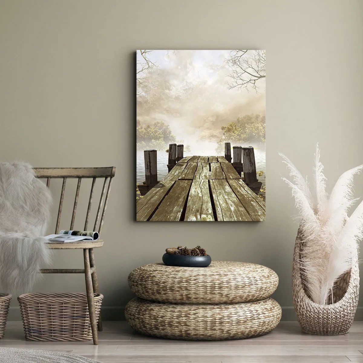 Obraz na płótnie - Drewniane molo prowadzące na spokojne jezioro w porannej mgle - 80x120cm - Łagodny smutek jesieni - Nowoczesna dekoracja ścienna do salonu i sypialni ARTTOR