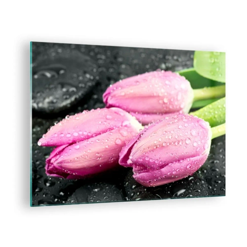 Obraz na szkle - Trzy różowe tulipany pokryte kroplami wody na czarnym tle - 70x50cm - Liliowa trójka na czarnym kamieniu - Nowoczesna dekoracja ścienna do salonu i sypialni ARTTOR
