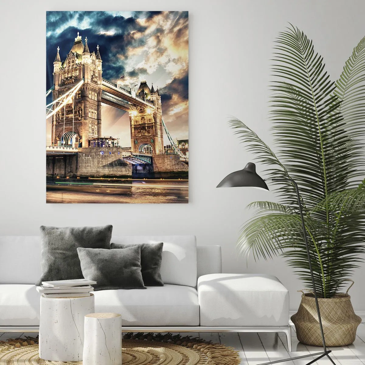 Obraz na szkle - Tower Bridge w Londynie na tle dramatycznego nieba - 50x70cm - Pomnik wiktoriańskiego imperium - Nowoczesna dekoracja ścienna do salonu, kuchni i sypialni ARTTOR