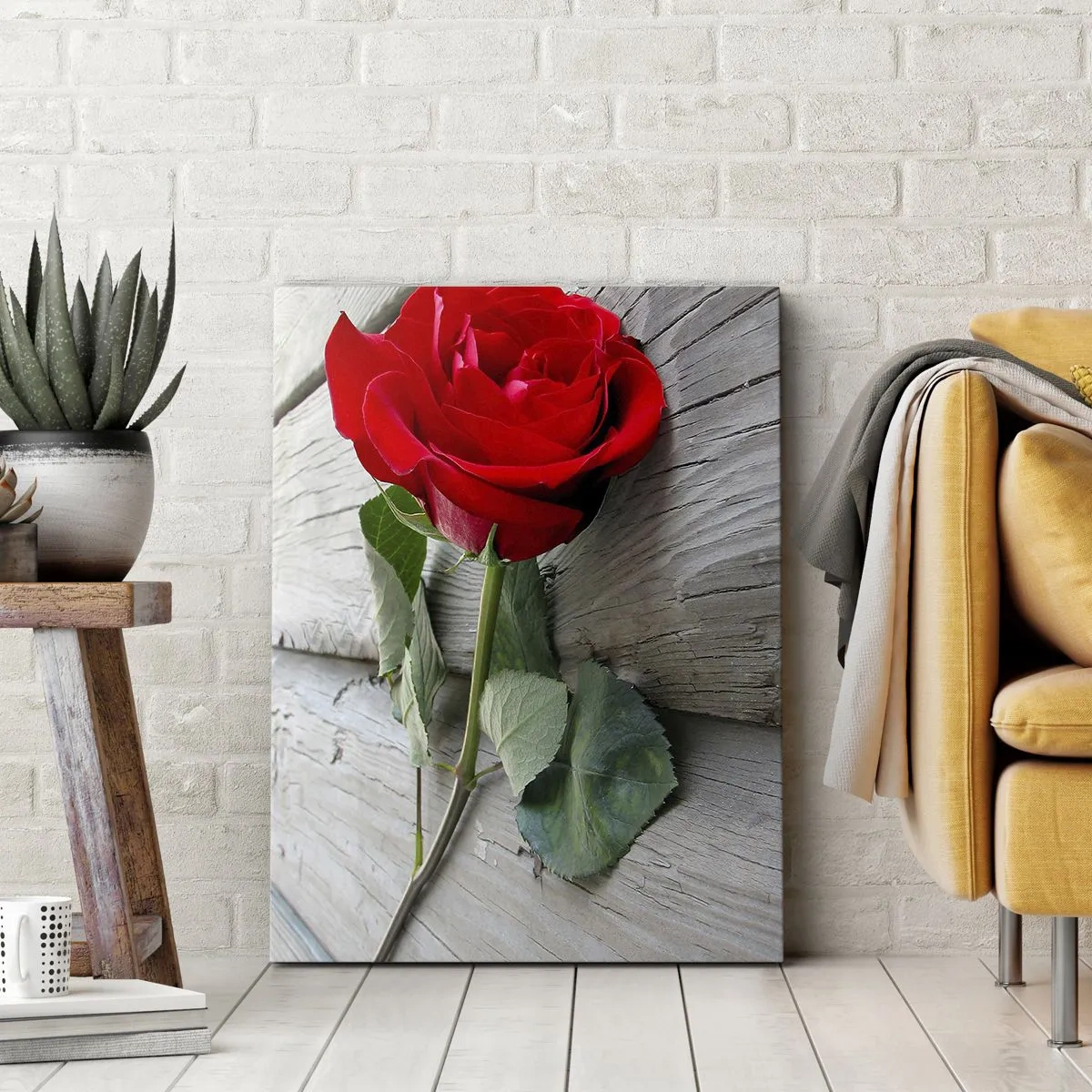 Obraz na płótnie - Czerwona róża na drewnianym tle - 70x100cm - Studium w szkarłacie - Nowoczesna dekoracja ścienna do salonu i sypialni ARTTOR