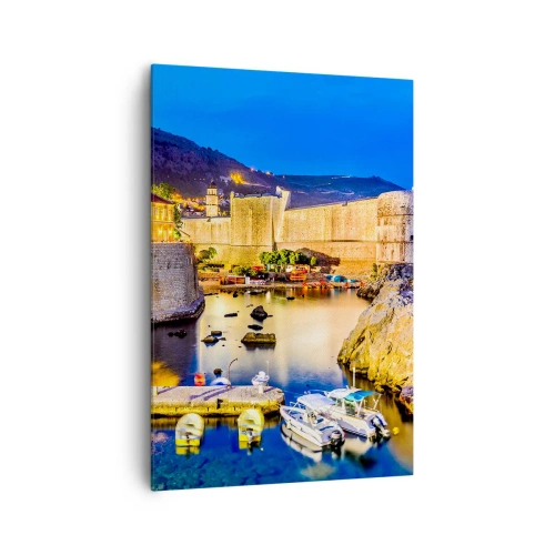 Obraz na płótnie - Malowniczy port nocą z oświetlonymi budynkami - 70x100cm - Rozświetlona noc nad Adriatykiem - Nowoczesna dekoracja ścienna do salonu i sypialni ARTTOR