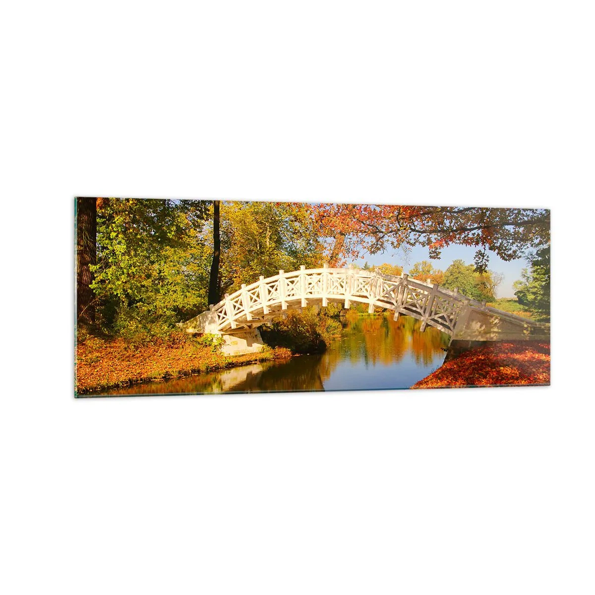 Obraz na szkle - Mostek w parku otoczony jesiennymi liśćmi nad spokojną wodą - 140x50cm - Na białym mostku westchnień - Nowoczesna dekoracja ścienna do salonu i sypialni ARTTOR