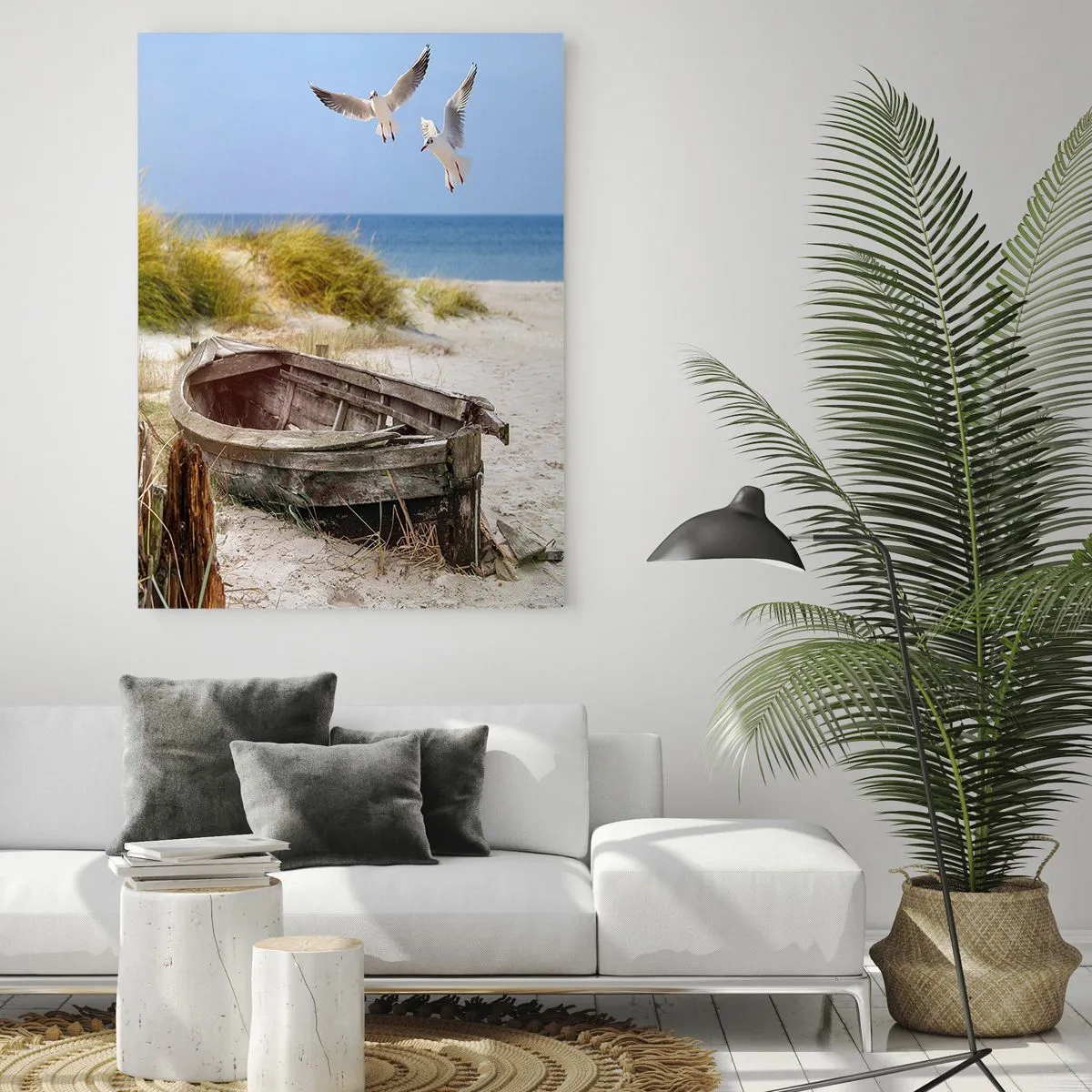 Obraz na szkle - Drewniana łódź na plaży z mewami w locie - 50x70cm - Skąpane wiatrem - Nowoczesna dekoracja ścienna do salonu, kuchni i sypialni ARTTOR
