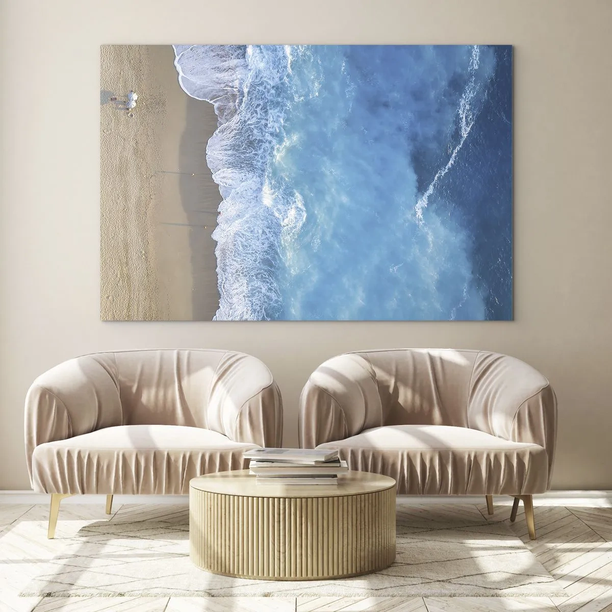 Obraz na szkle - Widok z lotu ptaka na plażę i uderzające fale - 70x50cm - Siła błękitu - Nowoczesna dekoracja ścienna do salonu i sypialni ARTTOR