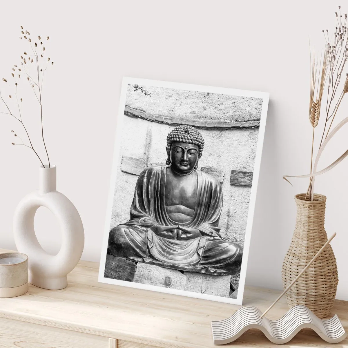 Plakat - Rzeźba Buddy w pozycji medytacyjnej w monochromatycznej tonacji - 50x70cm - U źródeł spokoju - Nowoczesna dekoracja ścienna do salonu, kuchni i sypialni ARTTOR