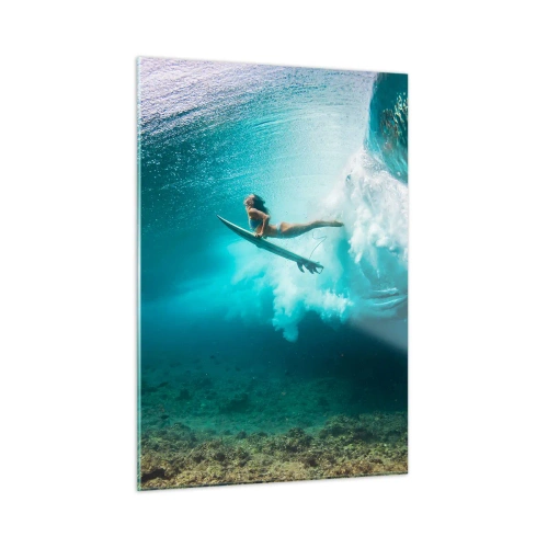 Obraz na szkle - Surferka pod wodą wśród fal z deską surfingową - 50x70cm - Podwodny świat - Nowoczesna dekoracja ścienna do salonu, kuchni i sypialni ARTTOR