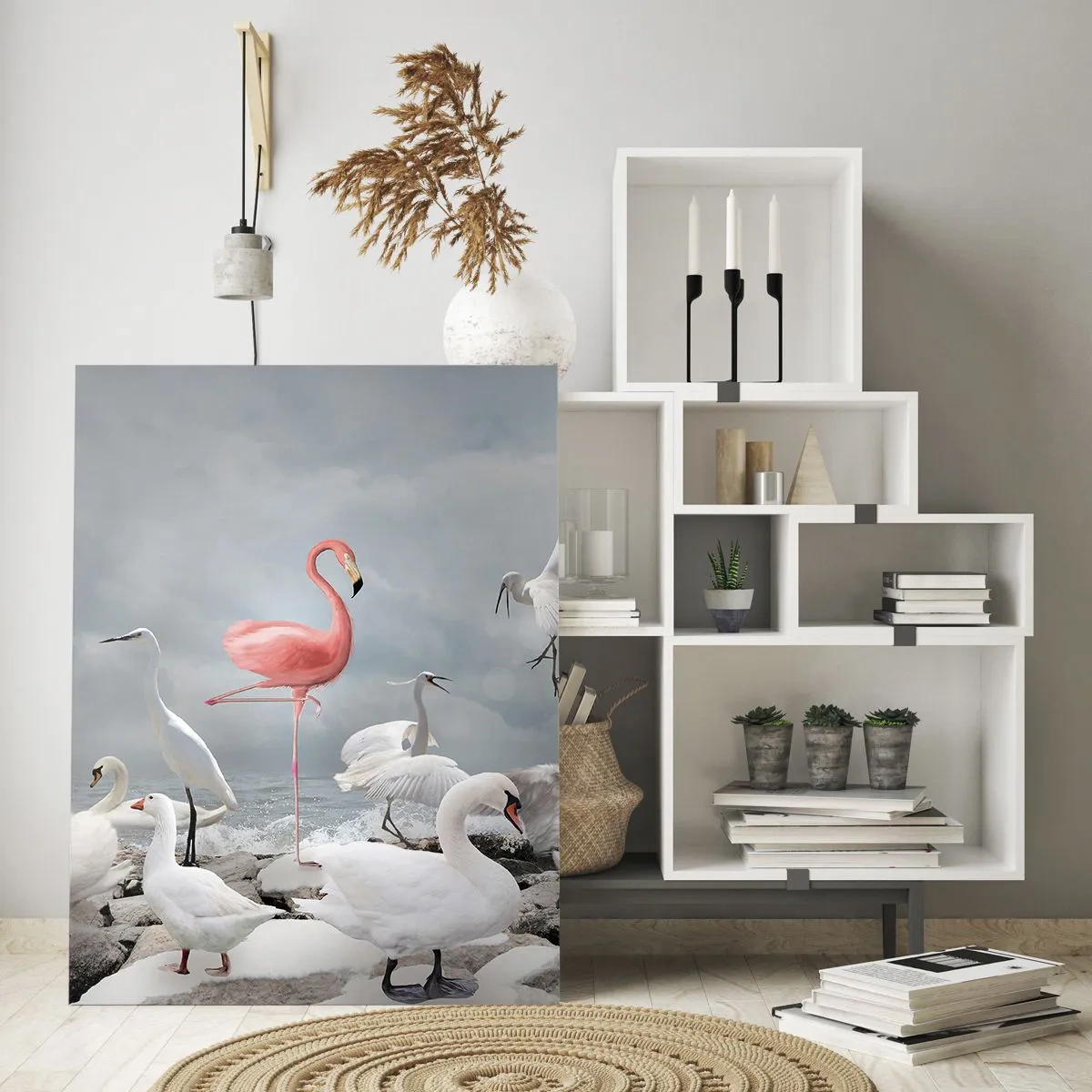 Obraz na szkle - Różowy flaming wśród białych łabędzi i czapli na tle wody - 50x70cm - Skąd się tu wziąłem? - Nowoczesna dekoracja ścienna do salonu, kuchni i sypialni ARTTOR