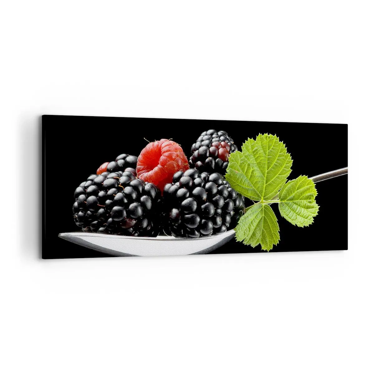Obraz na płótnie - Jeżyny i maliny na łyżeczce z listkiem na czarnym tle - 120x50cm - Smak świeżości - Nowoczesna dekoracja ścienna do salonu i sypialni ARTTOR