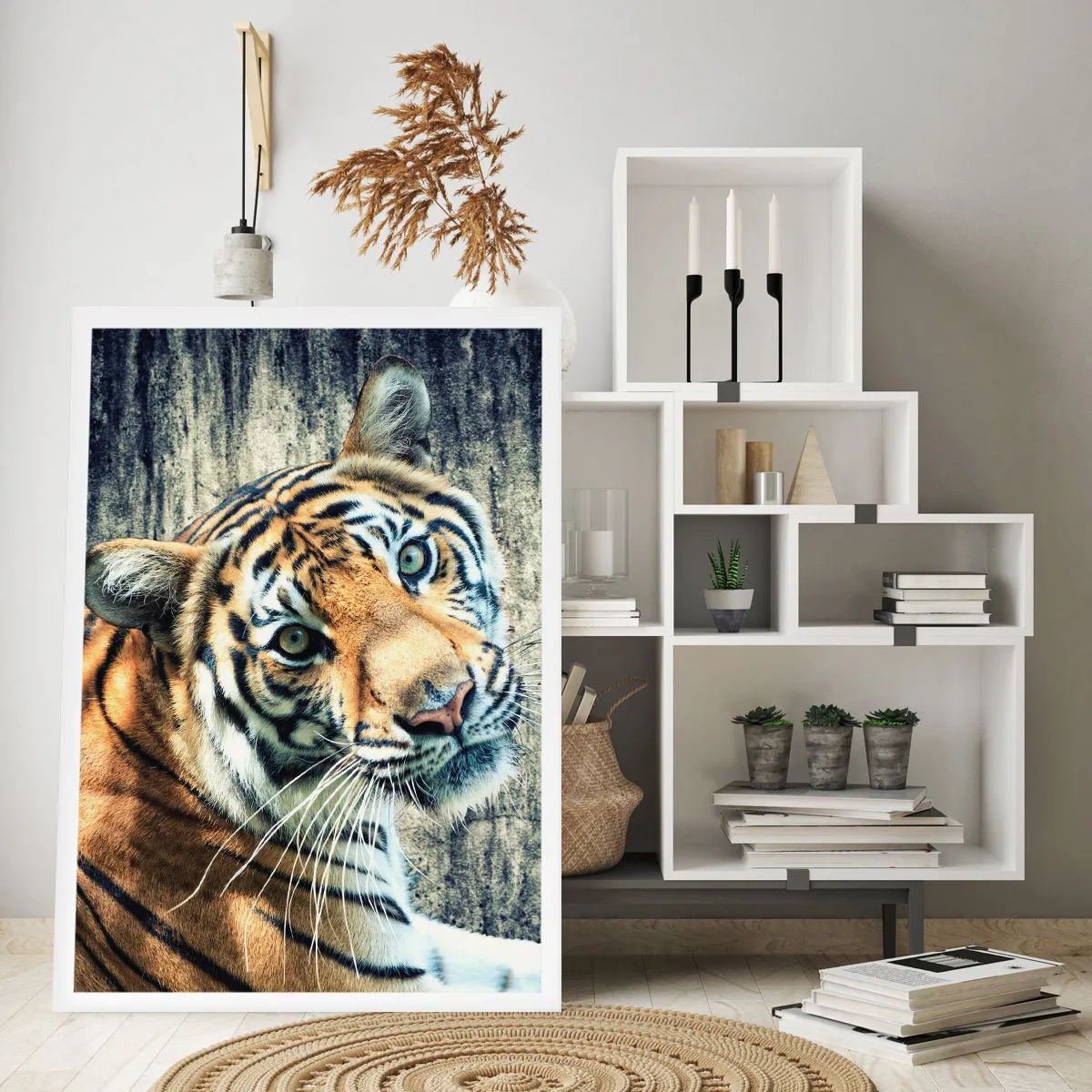 Plakat - Zbliżenie tygrysa na tle naturalnej ściany - 50x70cm - Portret w strugach światła - Nowoczesna dekoracja ścienna do salonu, kuchni i sypialni ARTTOR