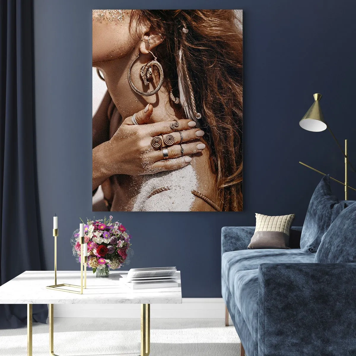 Obraz na szkle - Stylowa kobieta z biżuterią i piaskiem na skórze na plaży - 50x70cm - Królowa dzikiej plaży - Nowoczesna dekoracja ścienna do salonu, kuchni i sypialni ARTTOR
