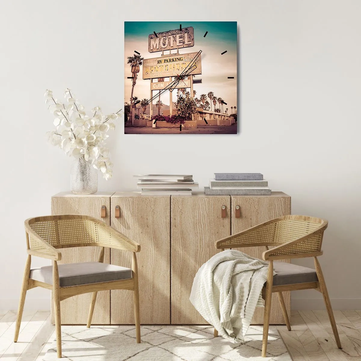 Zegar ścienny - Retro szyld motelu otoczonego palmami - 30x30cm - Tu czas się zatrzymał - Nowoczesna dekoracja ścienna do salonu i sypialni ARTTOR