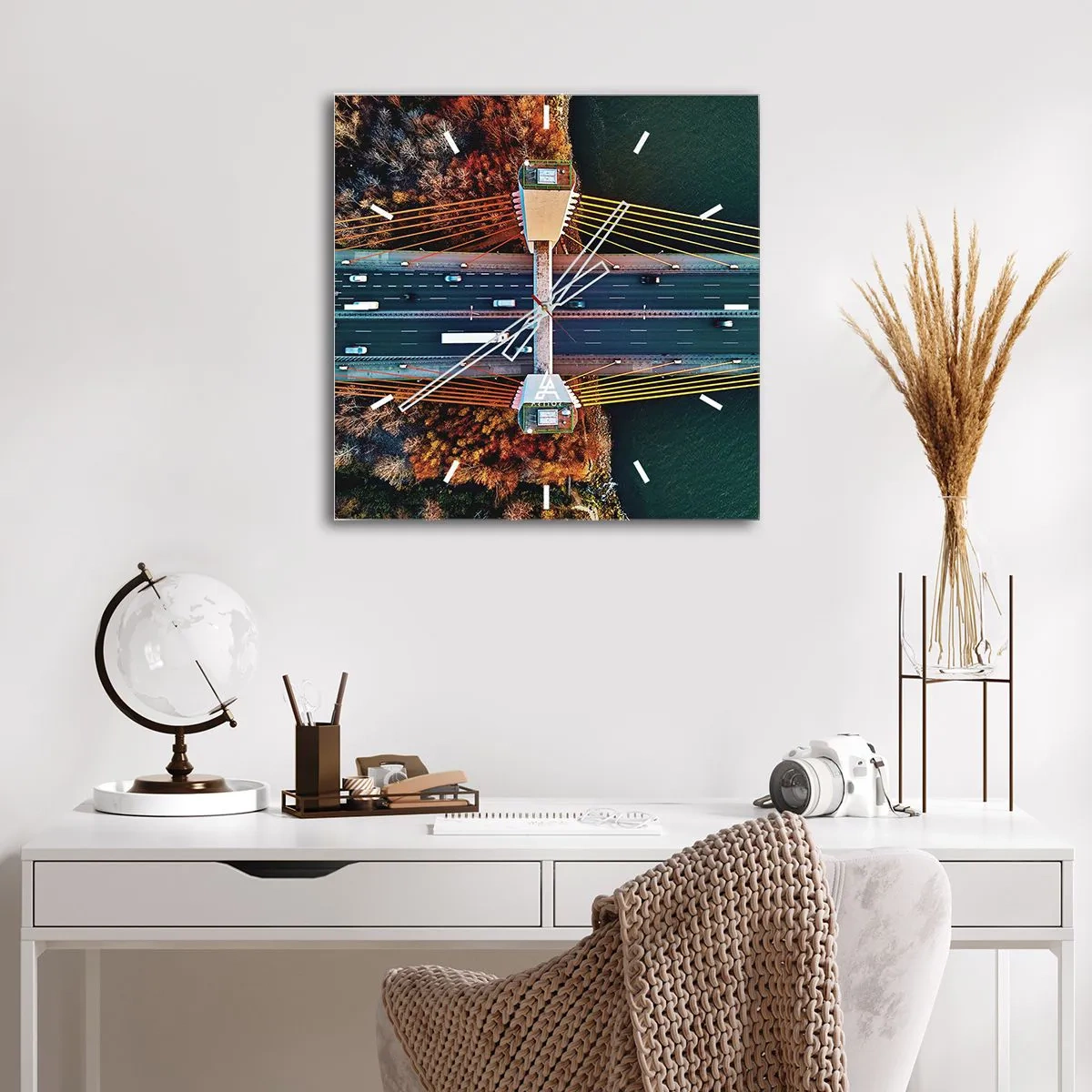 Zegar ścienny - Most widziany z lotu ptaka nad rzeką i jesiennym krajobrazem - 30x30cm - ZA wodami, za lasami - Nowoczesna dekoracja ścienna do salonu i sypialni ARTTOR