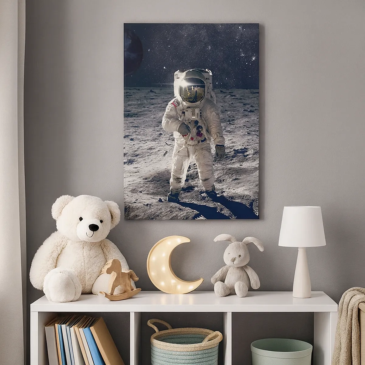 Obraz na płótnie - Astronauta stojący na powierzchni Księżyca z widokiem na Ziemię - 50x70cm - Pozdrowienia z Księżyca - Nowoczesna dekoracja ścienna do salonu, kuchni i sypialni ARTTOR