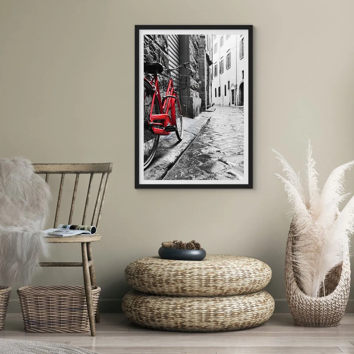 Plakat w czarnej ramie - Czerwony rower na czarno-białej ulicy brukowanej - 50x70cm - Prawdziwe piękno się nie starzeje - Nowoczesna dekoracja ścienna do salonu i sypialni ARTTOR
