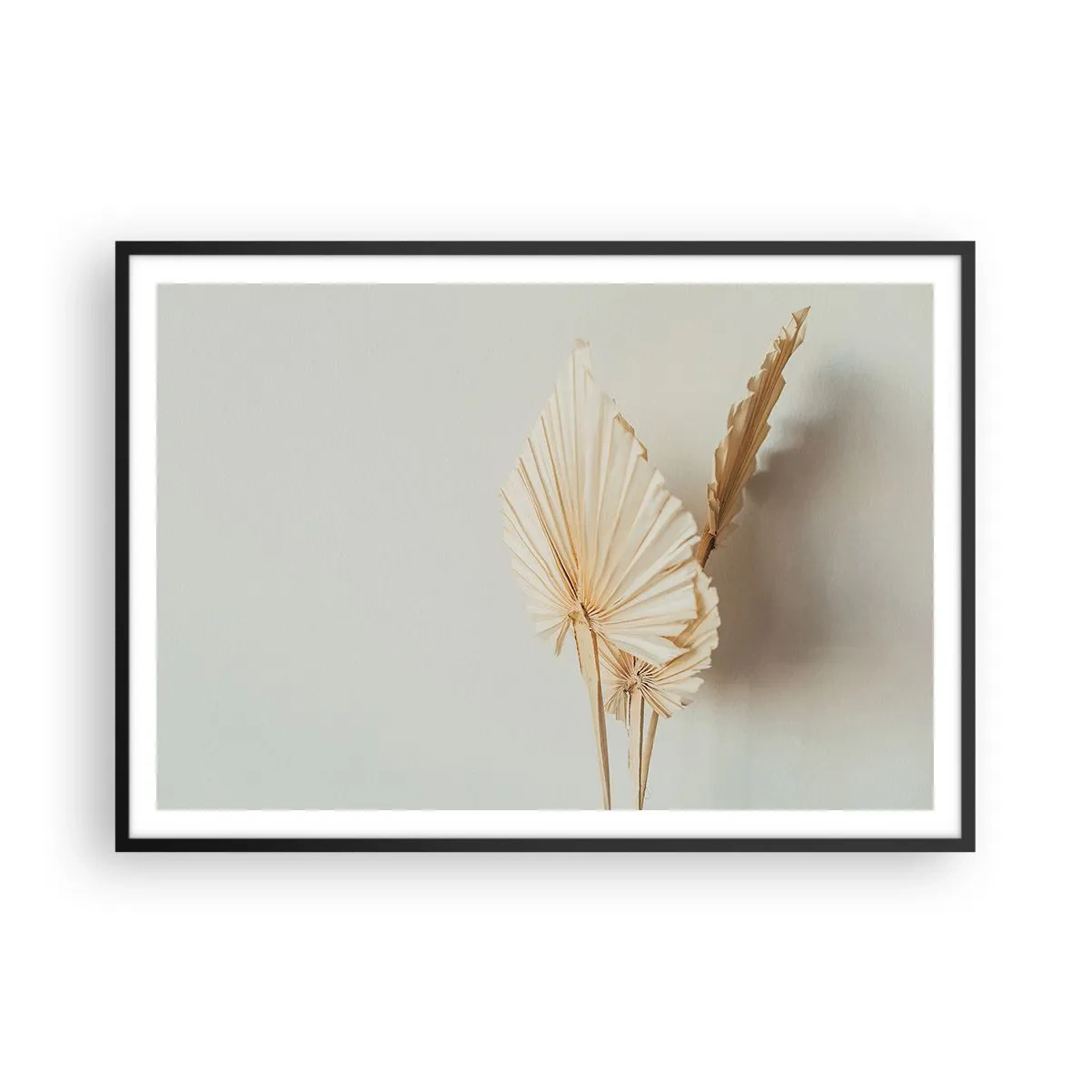 Plakat w czarnej ramie - Suszone liście palmowe w minimalistycznej aranżacji - 100x70cm - Gdy potrzebne ukojenie - Nowoczesna dekoracja ścienna do salonu i sypialni ARTTOR