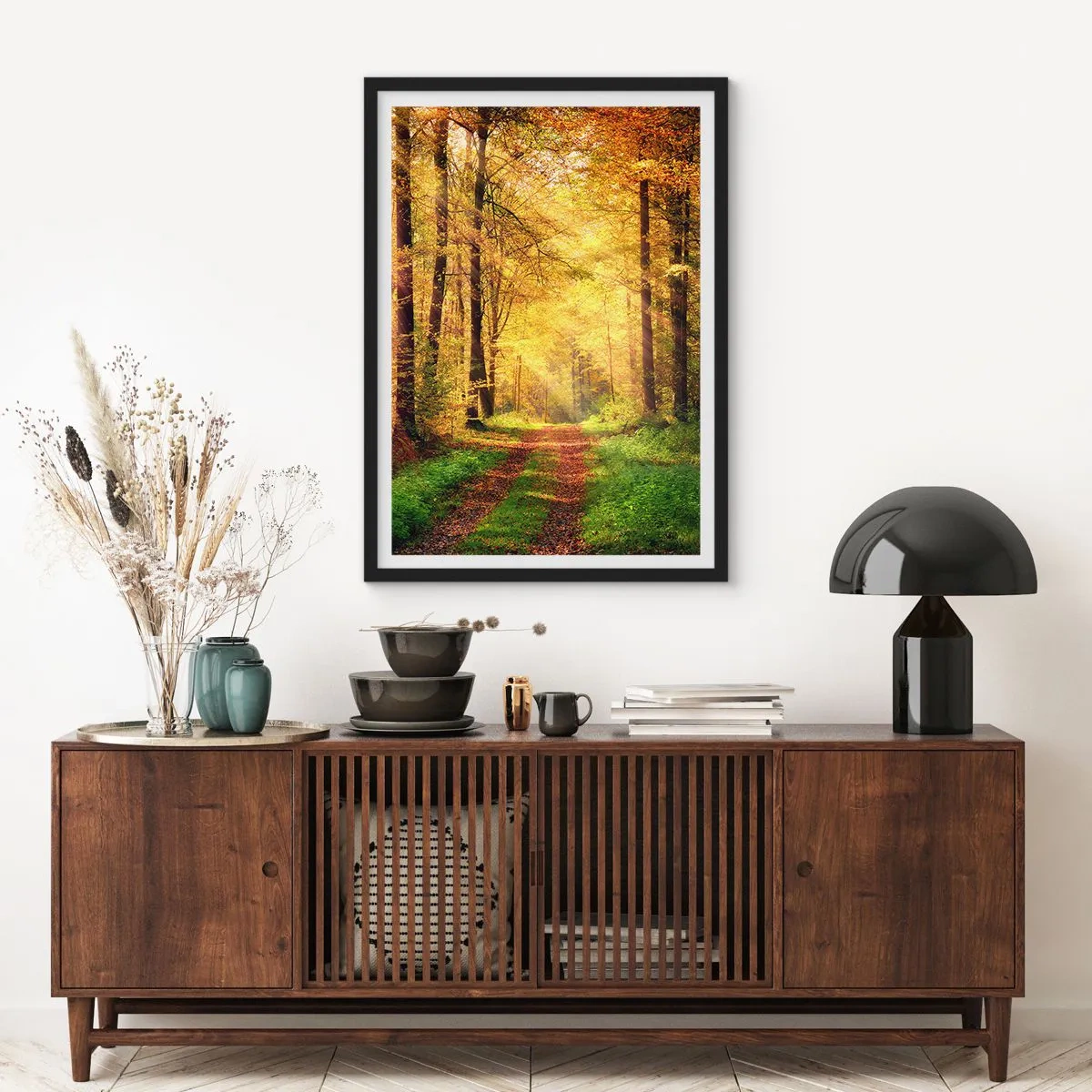 Plakat w czarnej ramie - Leśna ścieżka w świetle złotego jesiennego słońca - 50x70cm - Leśno-złota cisza - Nowoczesna dekoracja ścienna do salonu i sypialni ARTTOR