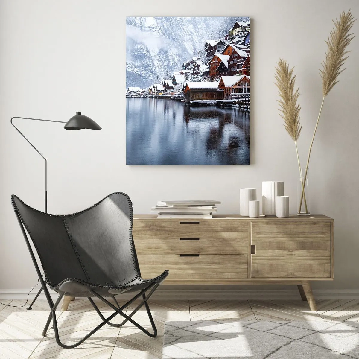 Obraz na szkle - Górska wioska nad jeziorem otulona śniegiem w zimowym pejzażu - 50x70cm - W zimowej dekoracji - Nowoczesna dekoracja ścienna do salonu, kuchni i sypialni ARTTOR
