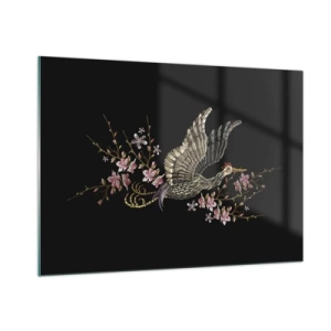 Obraz na szkle - Haftowany ptak w locie, z kwiatami w tle, na ciemnym tle - 100x70cm - Egzotyczny, haftowany ptak - Nowoczesna dekoracja ścienna do salonu, kuchni i sypialni ARTTOR