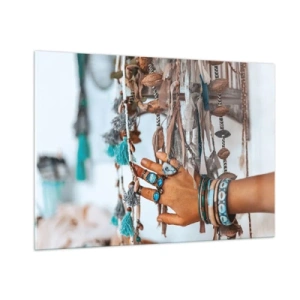 Obraz na szkle - Ręka z biżuterią w stylu boho dotykająca etnicznej dekoracji - 100x70cm - Lokalne skarby - Nowoczesna dekoracja ścienna do salonu, kuchni i sypialni ARTTOR