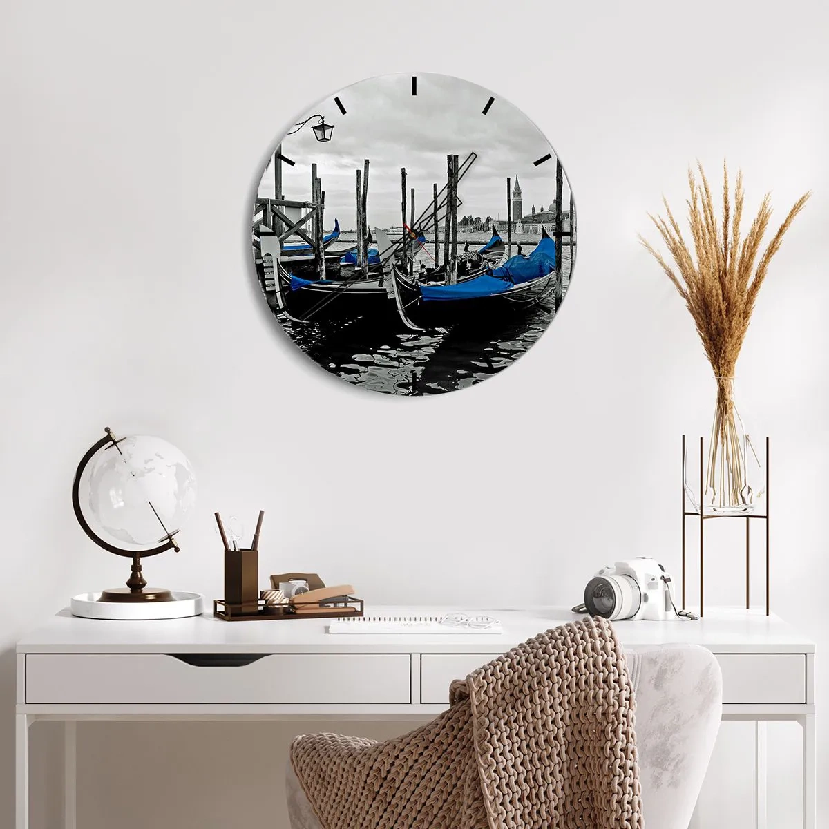 Zegar ścienny - Czarno-białe gondole z niebieskimi pokrywami w Wenecji - 30x30cm - Zamyślona Wenecja - Nowoczesna dekoracja ścienna do salonu, kuchni i sypialni ARTTOR