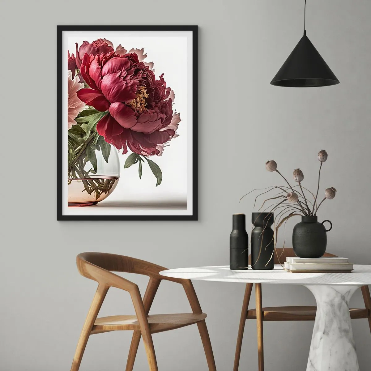 Plakat w czarnej ramie - Czerwone piwonie w szklanym wazonie na białym tle - 50x70cm - W pełnym rozkwicie urody - Nowoczesna dekoracja ścienna do salonu i sypialni ARTTOR