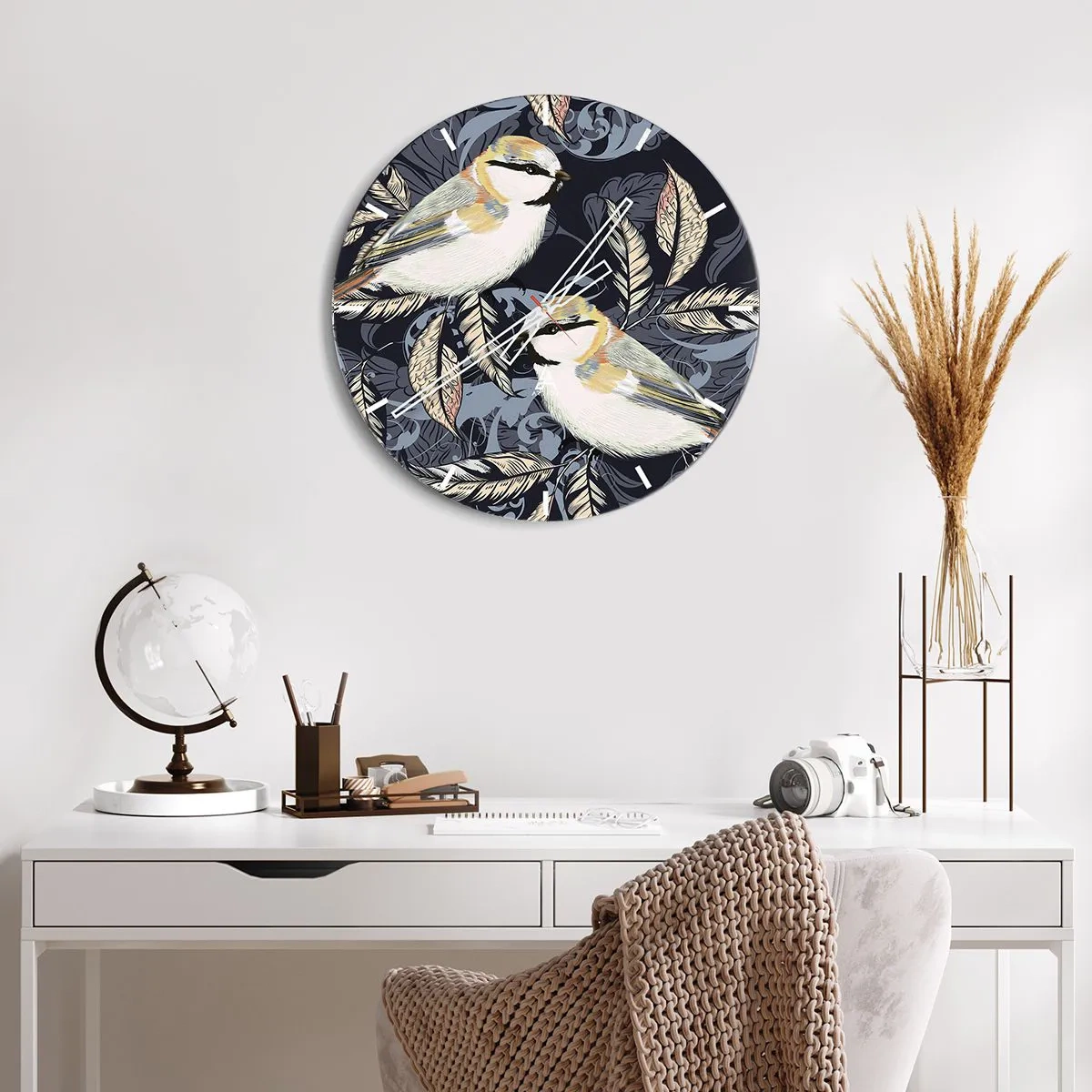 Zegar ścienny - Ilustracja dwóch ptaków na tle ozdobnych liści - 30x30cm - Żółto-błękitny trel - Nowoczesna dekoracja ścienna do salonu, kuchni i sypialni ARTTOR