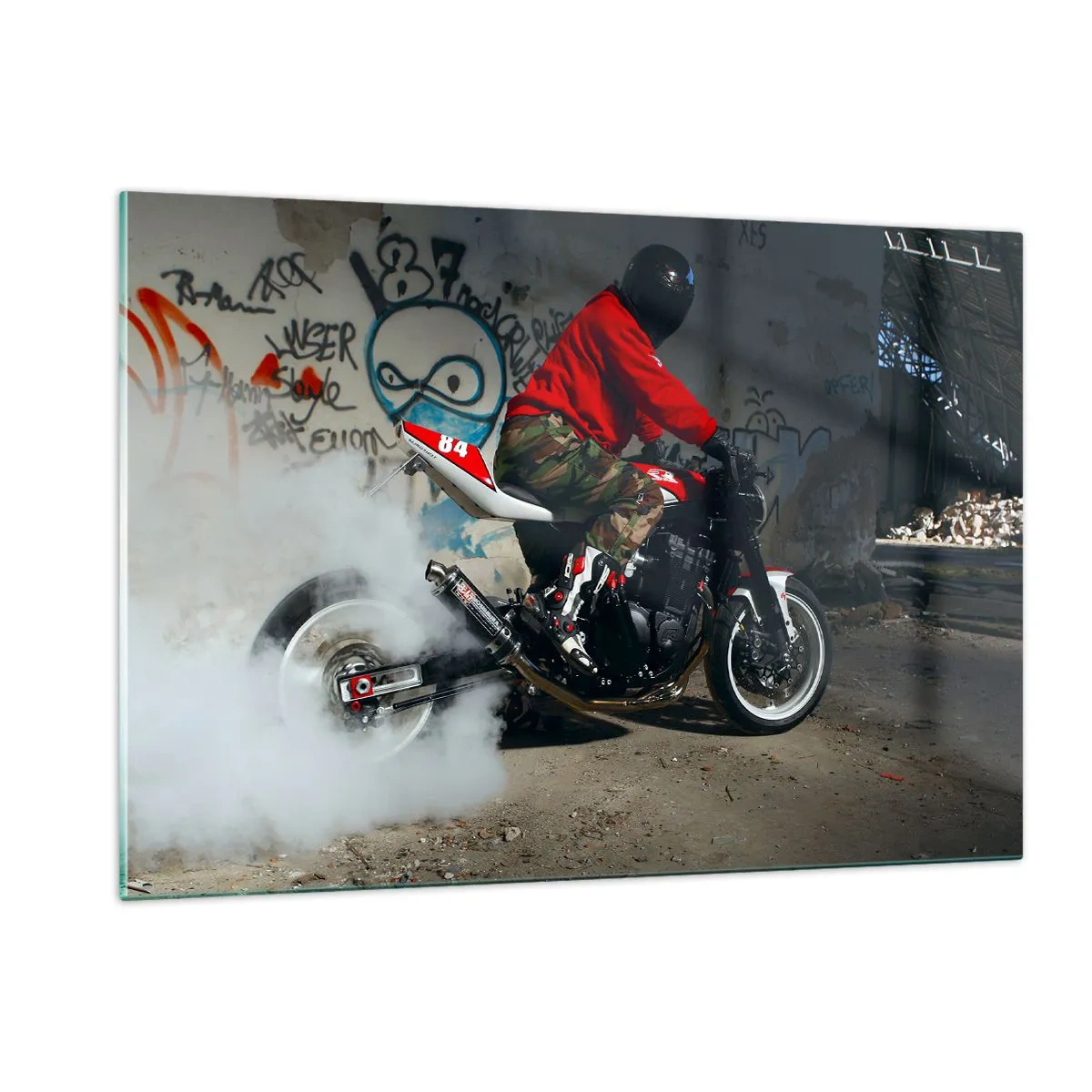 Obraz na szkle - Motocyklista w akcji w industrialnym otoczeniu - 120x80cm - Goń mnie! - Nowoczesna dekoracja ścienna do salonu, kuchni i sypialni ARTTOR