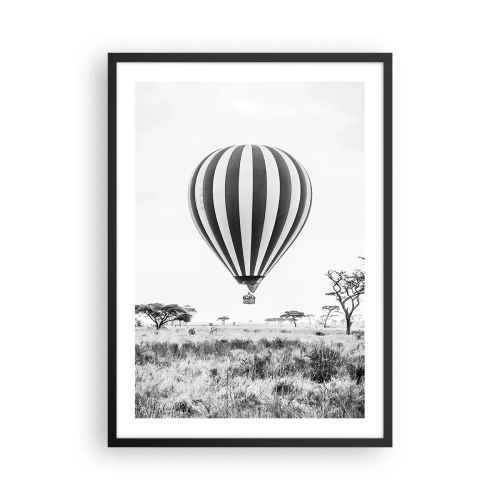 Plakat w czarnej ramie - Balon na gorące powietrze unoszący się nad sawanną w czarno-białym ujęciu - 50x70cm - Nad sawanną - Nowoczesna dekoracja ścienna do salonu i sypialni ARTTOR