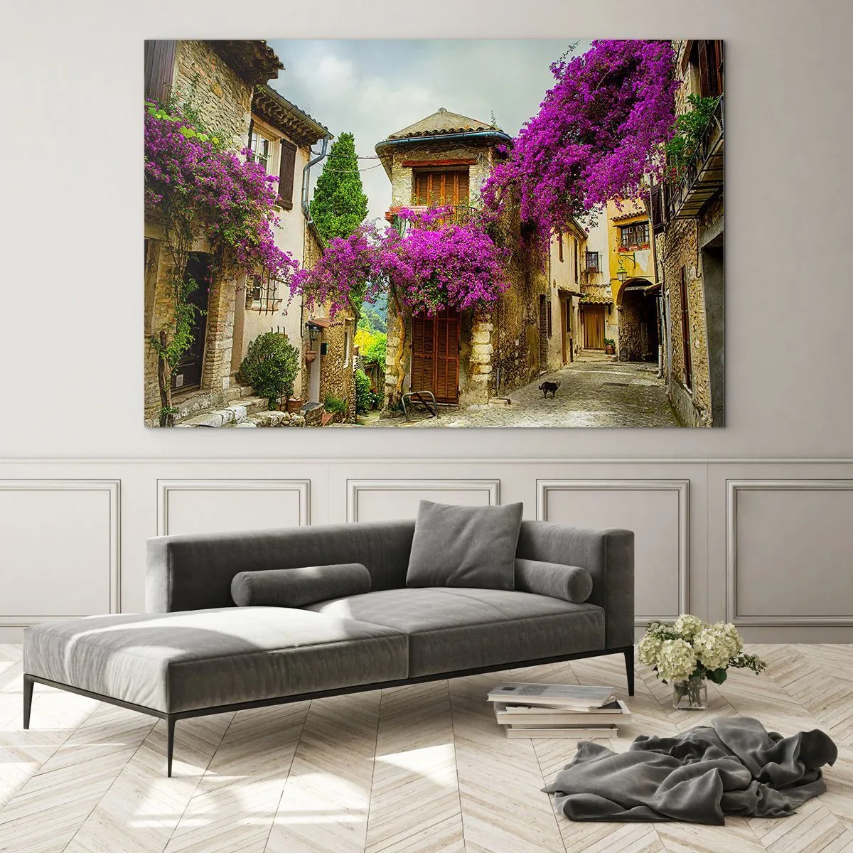 Obraz na szkle - Urocza uliczka z kwitnącymi różowymi pnączami i kamienicami - 70x50cm - Pod kwietnym baldachimem - Nowoczesna dekoracja ścienna do salonu i sypialni ARTTOR