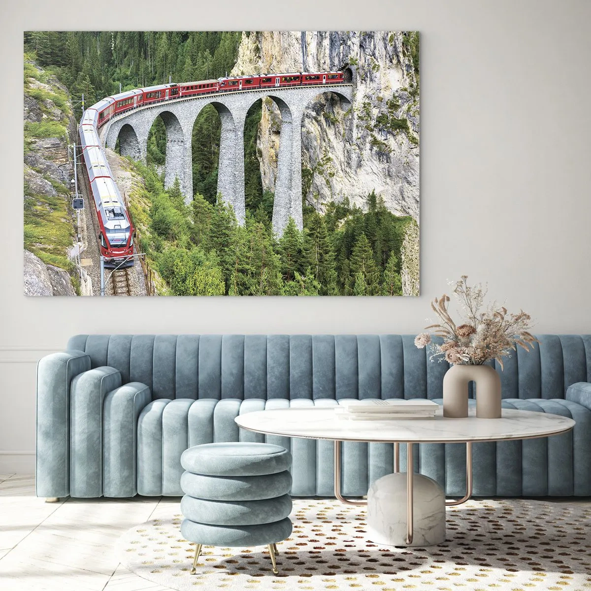 Obraz na szkle - Pociąg na tle górskiego mostu wśród zielonych krajobrazów - 70x50cm - Kolej na górskie widoki - Nowoczesna dekoracja ścienna do salonu i sypialni ARTTOR