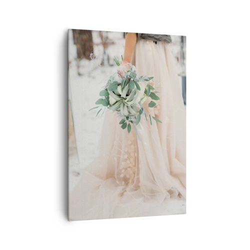 Obraz na płótnie - Panna młoda w beżowej sukni trzymająca bukiet z eukaliptusem na tle śniegu - 70x100cm - I żyli długo i szczęśliwie - Nowoczesna dekoracja ścienna do salonu i sypialni ARTTOR