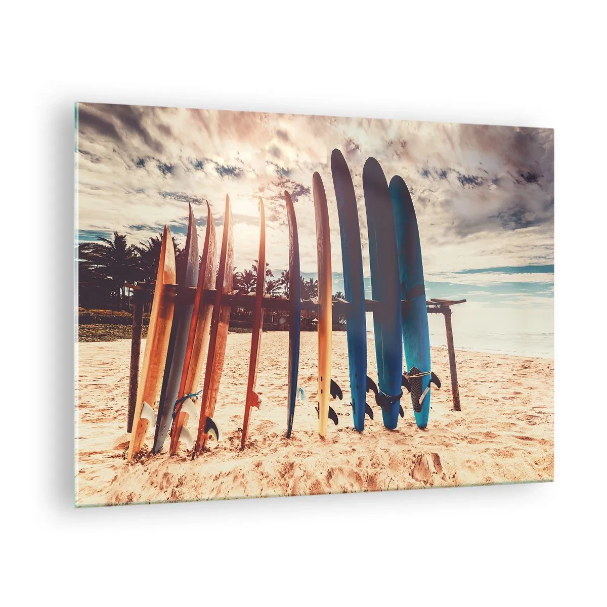Obraz na szkle - Kolorowe deski surfingowe ustawione na plaży o zachodzie słońca - 70x50cm - Dobranoc, do jutra - Nowoczesna dekoracja ścienna do salonu i sypialni ARTTOR