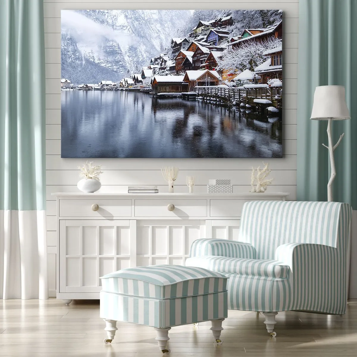 Obraz na płótnie - Zimowy widok na górską miejscowość nad jeziorem - 70x50cm - W zimowej dekoracji - Nowoczesna dekoracja ścienna do salonu i sypialni ARTTOR