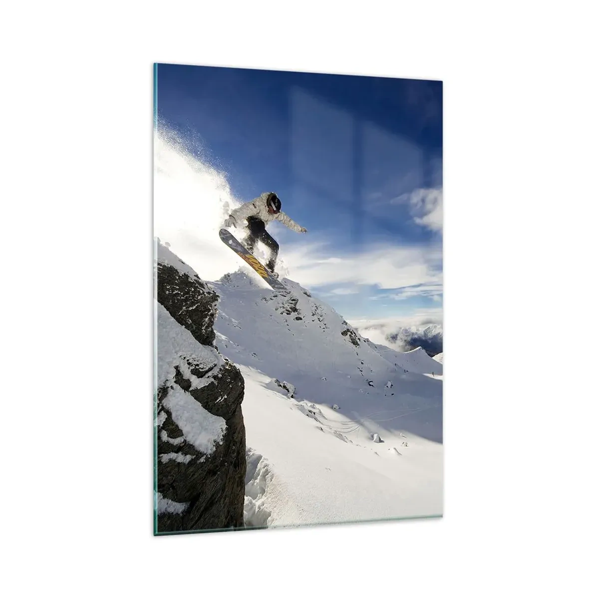 Obraz na szkle - Snowboardzista skaczący z urwiska na tle ośnieżonych gór - 80x120cm - Wolność bez granic - Nowoczesna dekoracja ścienna do salonu i sypialni ARTTOR