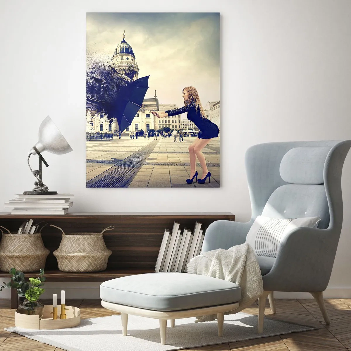 Obraz na szkle - Kobieta z parasolem w artystycznej kompozycji na miejskim tle - 80x120cm - Jest taki wiatr… - Nowoczesna dekoracja ścienna do salonu i sypialni ARTTOR