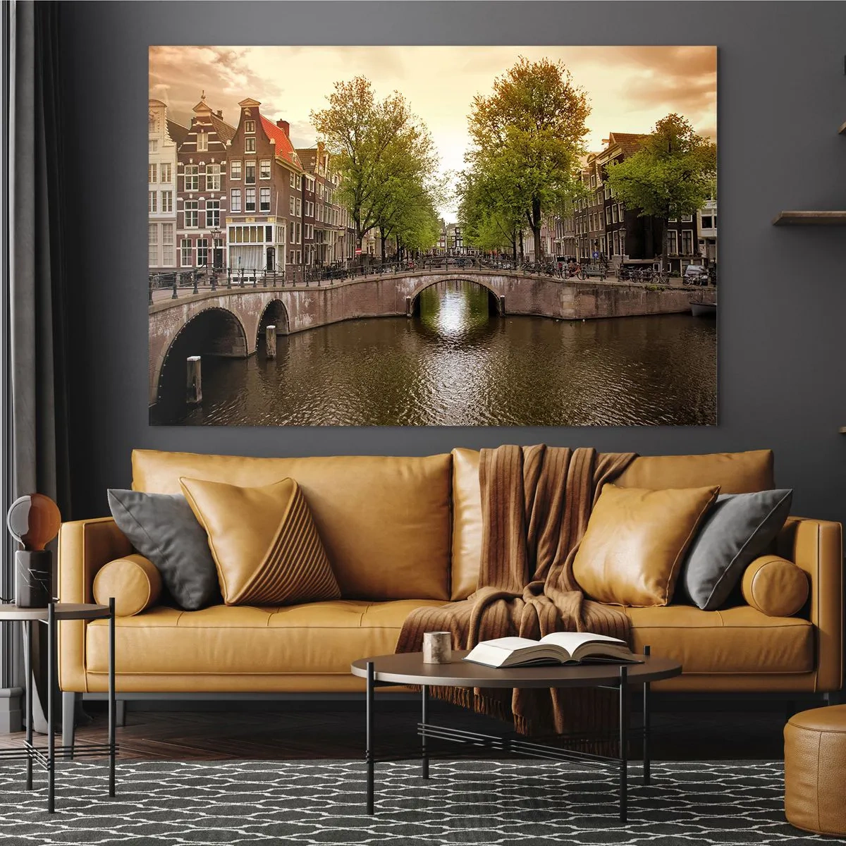 Obraz na szkle - Kanał i most w otoczeniu kamienic w Amsterdamie - 70x50cm - Łodzią czy rowerem? - Nowoczesna dekoracja ścienna do salonu i sypialni ARTTOR