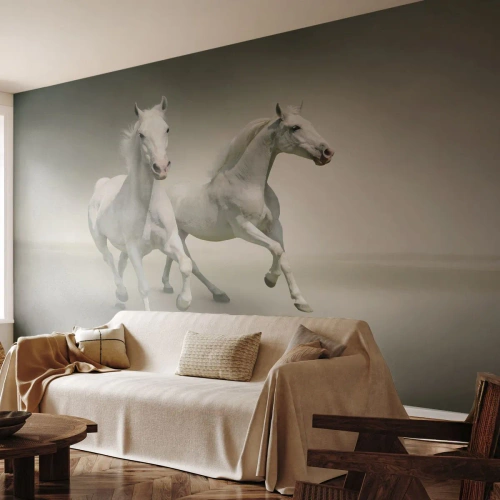 Fototapeta Premium Sand - Dwa białe konie w biegu na tle zamglonego krajobrazu - 100x70cm - White power! - Nowoczesna dekoracja ścienna do salonu, kuchni i sypialni ARTTOR