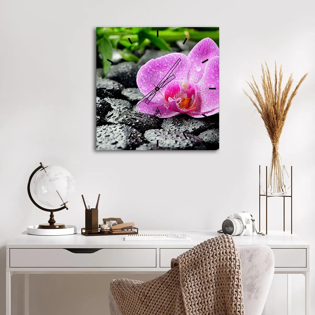 Zegar ścienny - Różowa orchidea na mokrych czarnych kamieniach z zielonymi liśćmi - 30x30cm - Jak otwarte serce - Nowoczesna dekoracja ścienna do salonu i sypialni ARTTOR